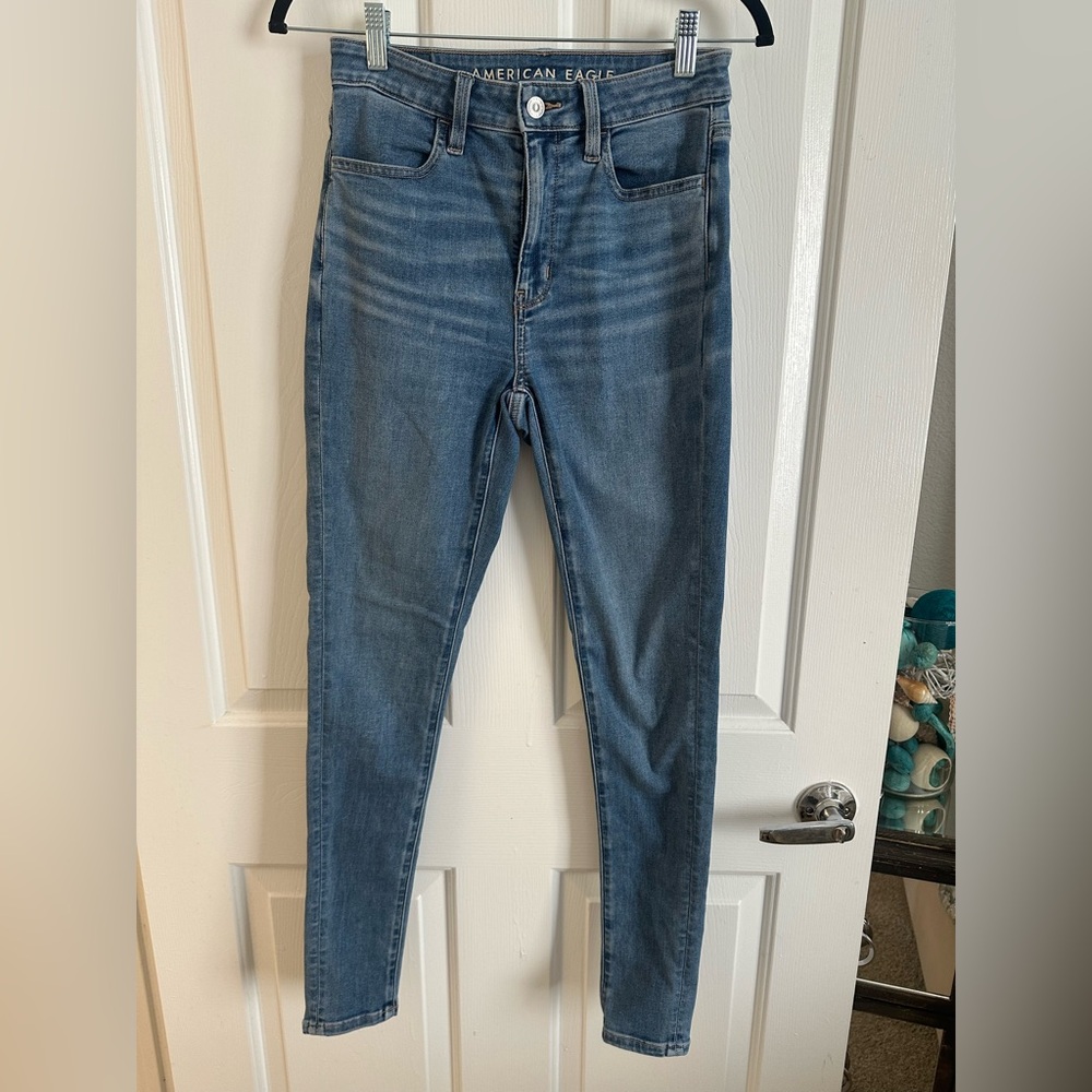 Perfect condition size 2, American Eagle next level stretch jagging. High rise.